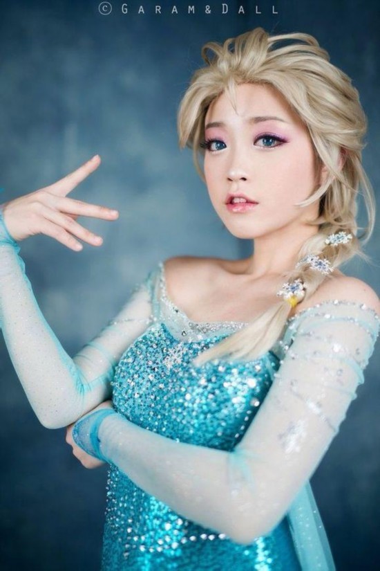 《冰雪奇缘》女主艾莎COS